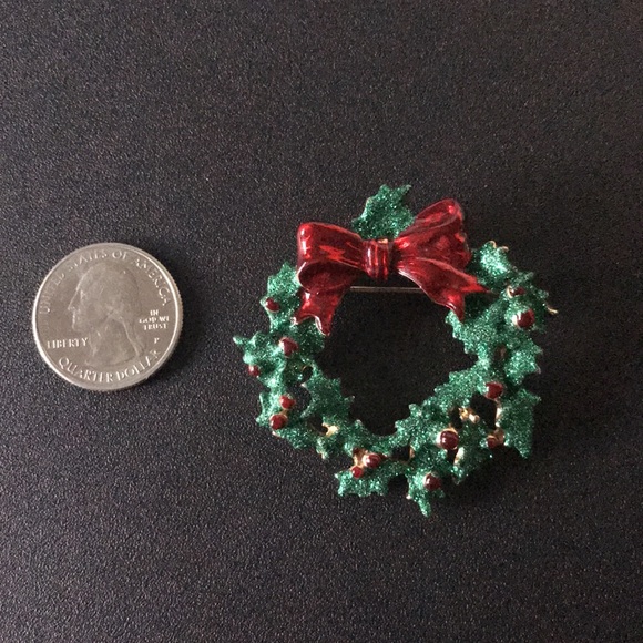 Christmas Holiday Winter Wreath pin- 2” X 2” enamel and glitter Like New - Picture 7 of 7